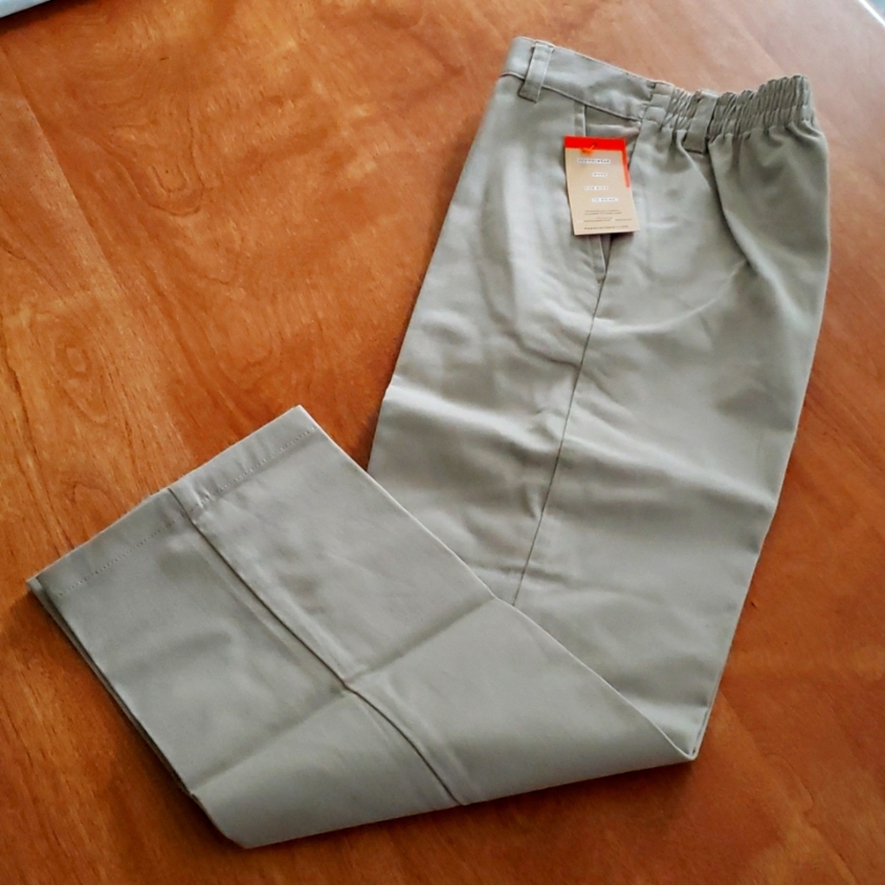 NWT French toast Girls relaxed size 10 Khaki color, Schoolwear made for Kids.